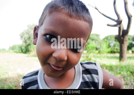 1 rural indien garçon enfant fun Banque D'Images