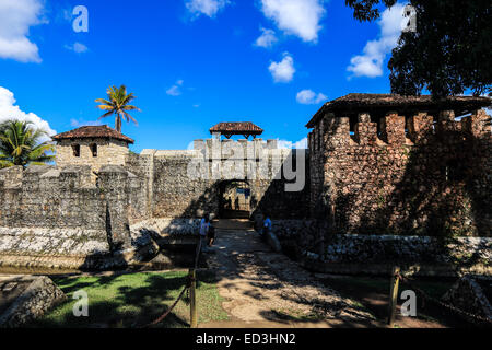 Porte d'entrée à Castillo de San Felipe de Lara, un fort situé à l'entrée de lago izabal à Rio Dulce, Guatemala. Banque D'Images