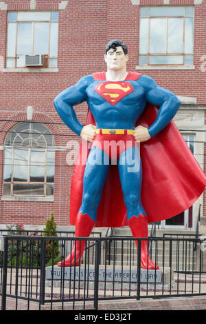 L'Illinois Metropolis, accueil de Superman, centre-ville, les bâtiments en brique rouge statue de super héros Banque D'Images