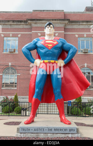 L'Illinois Metropolis, accueil de Superman, centre-ville, les bâtiments en brique rouge statue de super héros Banque D'Images
