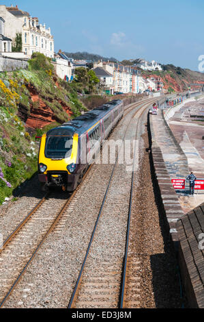 Le Voyager train de trains de Cross Country comme il passe le long de la digue à Exmouth Banque D'Images