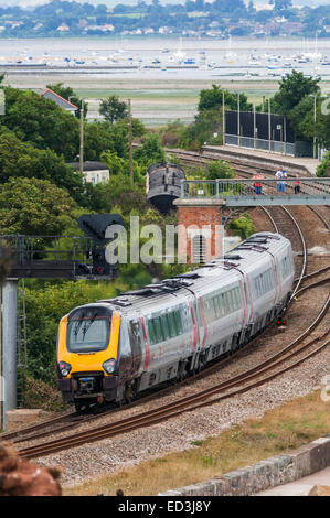 Le Voyager express train de passagers de trains de Cross Country l'arrondissement d'un virage comme il se dirige vers Dawlish Warren Banque D'Images