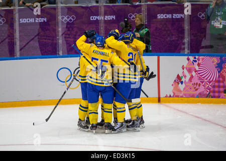 La Suède l'équipe célèbre au cours de la Suède contre la Slovénie match aux Jeux Olympiques d'hiver de Sotchi en 2014, Banque D'Images