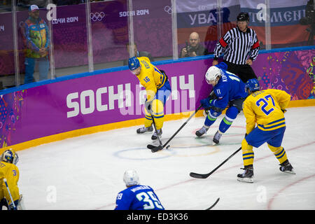 Marcus Kruger (SWE)-16, Anze Kopitar (ALS)-11 au cours de la Suède contre la Slovénie match aux Jeux Olympiques d'hiver de Sotchi en 2014, Banque D'Images