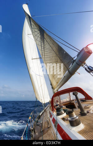 Bateau à voile dans l'océan Banque D'Images