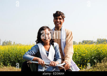 Agriculteur indien et sa fille Équitation Randonnée Banque D'Images