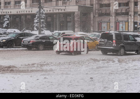 Moscou, Russie. 25 Décembre, 2014. Météo : tempête de neige lourde à Moscou aujourd'hui. Jour Froid et venteux, basse température jusqu'à -8°C (-22F) et beaucoup de neige. La première tempête de la saison après un mois de morosité et de la saleté. Enfin l'hiver est arrivé au pouvoir à la veille de Nouvel An et vacances de Noël orthodoxe. Embouteillage de Kaluzhskaya carré de Moscou. Crédit : Alex's Pictures/Alamy Live News Banque D'Images