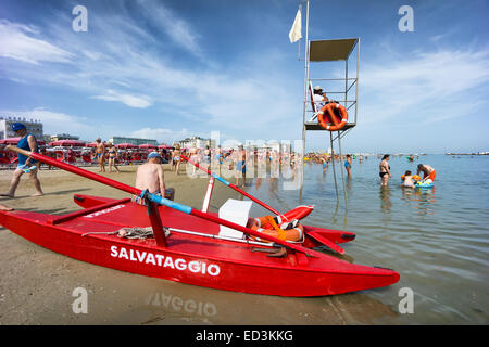 CATTOLICA, ITALIE - Le 23 juin : foule de gens sur la plage le 23 juin 2014 à Cattolica, Emilia Romagna, Italie. Au début de t Banque D'Images