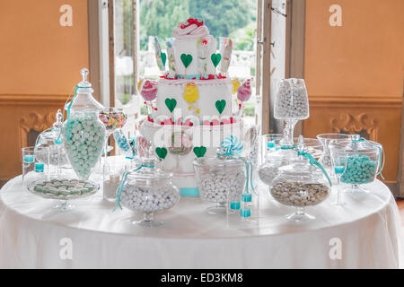 Table de dessert avec un gâteau et des bonbons pour un mariage ou d'un parti Banque D'Images