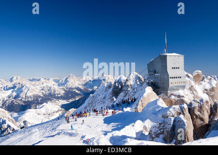Sur les pistes de ski du glacier de Marmolada par beau temps d'hiver, Alpes Dolomites, Italie Banque D'Images