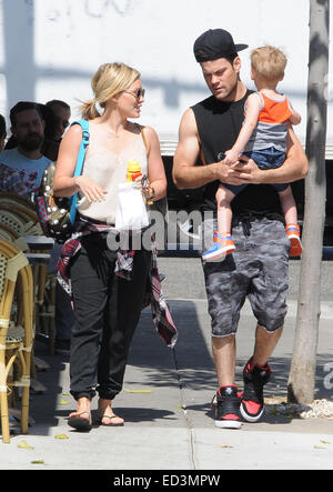 Hilary Duff et Mike Comrie prendre leur fils Luca Comrie à petit-déjeuner à Beverly Hills avec : Hilary Duff,Mike Comrie,Luca Comrie Où : Los Angeles, California, United States Quand : 21 Juin 2014 Banque D'Images