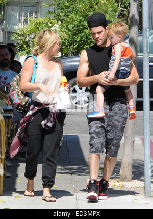 Hilary Duff et Mike Comrie prendre leur fils Luca Comrie à petit-déjeuner à Beverly Hills avec : Hilary Duff,Mike Comrie,Luca Comrie Où : Los Angeles, California, United States Quand : 21 Juin 2014 Banque D'Images