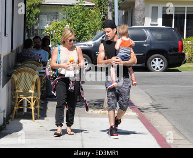 Hilary Duff et Mike Comrie prendre leur fils Luca Comrie à petit-déjeuner à Beverly Hills avec : Hilary Duff,Mike Comrie,Luca Comrie Où : Los Angeles, California, United States Quand : 21 Juin 2014 Banque D'Images