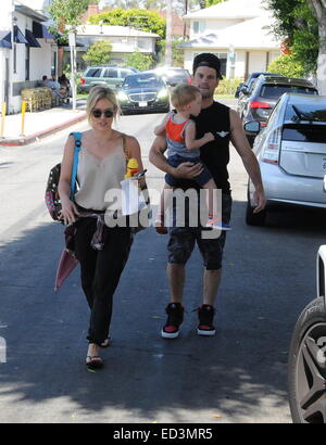 Hilary Duff et Mike Comrie prendre leur fils Luca Comrie à petit-déjeuner à Beverly Hills avec : Hilary Duff,Mike Comrie,Luca Comrie Où : Los Angeles, California, United States Quand : 21 Juin 2014 Banque D'Images