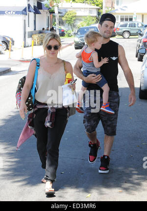 Hilary Duff et Mike Comrie prendre leur fils Luca Comrie à petit-déjeuner à Beverly Hills avec : Hilary Duff,Mike Comrie,Luca Comrie Où : Los Angeles, California, United States Quand : 21 Juin 2014 Banque D'Images