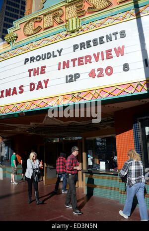 Cinéphiles sortent de la Crest Theatre à Westwood après avoir vu l'Interview film Le Jour de Noël. Dec 25, 2014. Le Crest Theatre est l'un des rares cinémas qui a décidé de montrer le film de Sony en dépit des menaces le déménagement s'est de calculer les pirates la semaine dernière.photo par Gene Blevins/LA DailyNews/ZumaPress © Gene Blevins/ZUMA/Alamy Fil Live News Banque D'Images