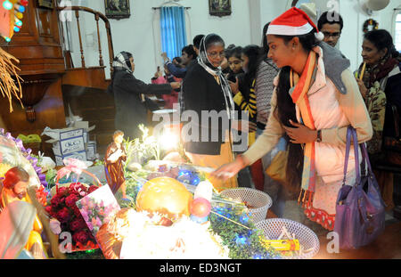 New Delhi, Inde. Dec 25, 2014. Un Indien Christian allume une bougie pour Noël prières à une cathédrale à New Delhi, Inde, 25 décembre 2014. © Partha Sarkar/Xinhua/Alamy Live News Banque D'Images