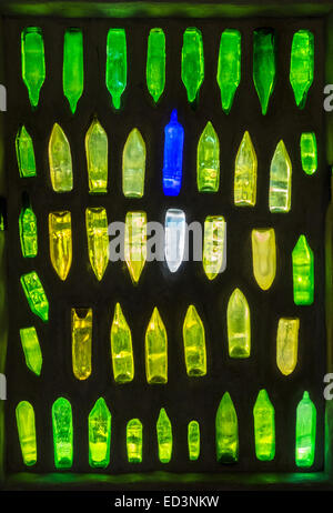 Les toilettes de Hundertwasser Kawakawa, Nouvelle-Zélande. Détail de construction. Fenêtre coloré fait avec des bouteilles en verre recyclé. Banque D'Images