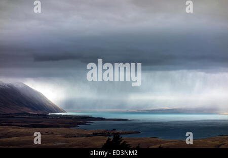 Le lac Tekapo sommaire par mauvais temps, summer rain storm. Vue panoramique du Mont John Université Observatoire. La Nouvelle-Zélande. Banque D'Images