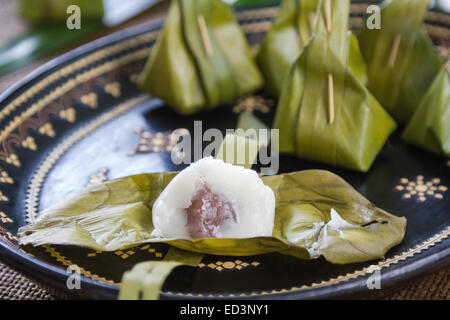 Dessert traditionnel thaïlandais fait de lait de coco, noix de coco râpée avec de la farine de riz et sucre de palme du remplissage Banque D'Images