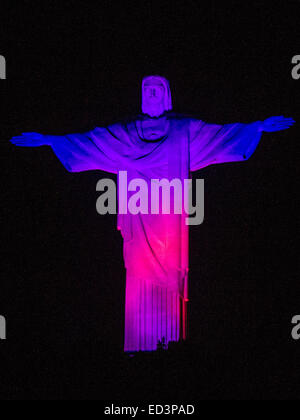 (141226) -- RIO DE JANEIRO, 26 Décembre, 2014 (Xinhua) -- La statue du Christ Rédempteur est illuminé par la lumière rose et bleu marquant la Journée mondiale contre le cancer à Rio de Janeiro, Brésil, le 4 février 2014. Le Christ Rédempteur est une célèbre statue de Jésus Christ à Rio de Janeiro, Brésil, créé par le sculpteur français Paul Landowski et construit par l'ingénieur brésilien Heitor da Silva Costa, en collaboration avec l'ingénieur français Albert Caquot. La hauteur de la statue atteint 30 mètres et ses bras s'étendent 28 mètres de large. Sous la statue, il y a une petite chapelle dédiée à Notre Dame Aparecida, la pat Banque D'Images