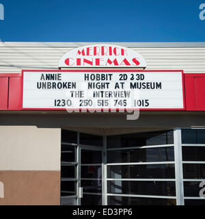 Merrick, New York, USA. 25 Décembre, 2014. L'entrevue, la comédie controversée par Sony Pictures Entertainment, joue à Merrick Cinemas, le seul cinéma de la montrer dans le comté de Nassau, sur Long Island, le Jour de Noël. Le rectangle au-dessus de l'entrée indique la fois la lecture de l'animation. En novembre, les pirates Sony Pictures piraté les ordinateurs, et plus tard menacé de montrer la planification théâtres Interview, dans lequel les caractères sont recrutés par la CIA d'assassiner le dictateur nord-coréen Kim Jong-un. Credit : Ann E Parry/Alamy Live News Banque D'Images