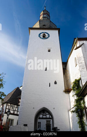 Vue à travers le beffroi, rue Schlossstrasse, Alter Markt avec Georgsturm clocher, Arnsberg, Rhénanie du Nord-Westphalie, Banque D'Images