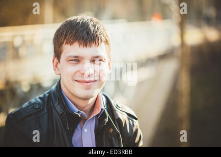 Jeune homme séduisant portrait en extérieur. Couleurs d'automne. Banque D'Images