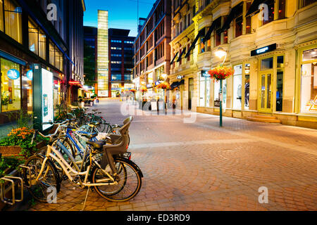 HELSINKI, FINLANDE - le 27 juillet 2014 : vue de la nuit de la rue d'Helsinki Kluuvikatu Banque D'Images