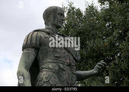 Statue en bronze de Jules César (100-44 av. J.-C.). Forum de Jules César. Rome. L'Italie. Détail. Banque D'Images