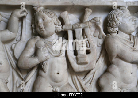 L'art romain du panneau avant du sarcophage orné d'un relief. Eros jouant des instruments musicaux. Musées du Vatican. Banque D'Images