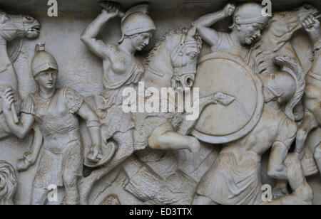 Époque romaine impériale. Sculpture de bassin d'un fleuve Arno dieu. Sarcophage. 170-180 AD. Combats entre Grecs et Amazon. La cité du Vatican. Banque D'Images