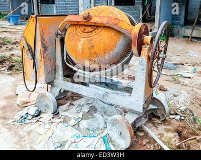 Vieille bétonnière machine dans le chantier de construction. Banque D'Images