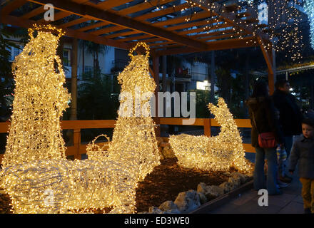 Crèche de Noël, lumières de Noël Décoration sur square, Fuengirola, Malaga, Espagne. Banque D'Images