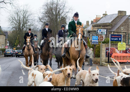 Maître de la chasse conduit son foxhounds grâce à Chipping Norton pour le Boxing Day 2014 Hunt Banque D'Images