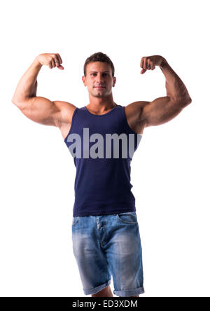 Trouver un homme musclé attrayant pose, montrant les biceps, en t-shirt et jeans isolated on white Banque D'Images