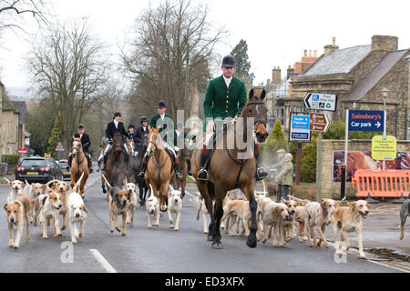 Maître de la chasse conduit son foxhounds grâce à Chipping Norton pour le Boxing Day 2014 Hunt Banque D'Images