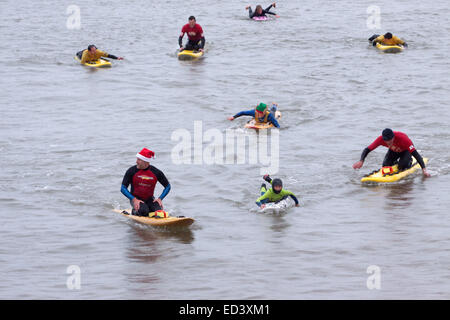 La ville de Sidmouth, Devon, UK. 26 Décembre, 2014. Santas surf dans la Manche à Sidmouth, Devon, Boxing Day 2014. Crédit : Tony Charnock/Alamy Live News Banque D'Images