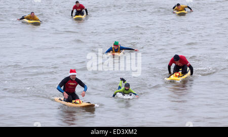 La ville de Sidmouth, Devon, UK. 26 Décembre, 2014. Santas surf dans la Manche à Sidmouth, Devon, Boxing Day 2014. Crédit : Tony Charnock/Alamy Live News Banque D'Images