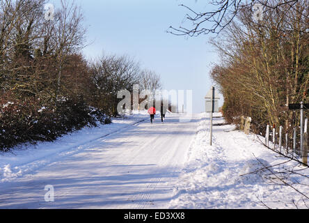 English Hiver paysage rural avec deux coureurs sur une route Banque D'Images