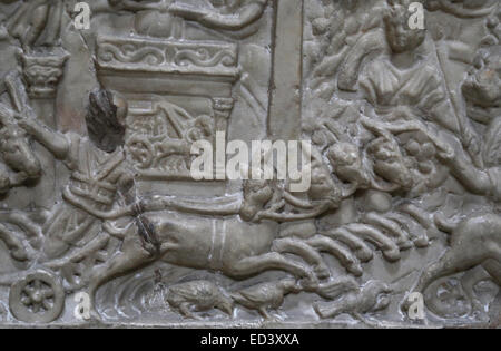 L'art roman dans le cadre d'un panneau avant d'un sarcophage d'un enfant avec une course de chars dans le Circus Maximus. En. 130-192 siècle AD. Banque D'Images