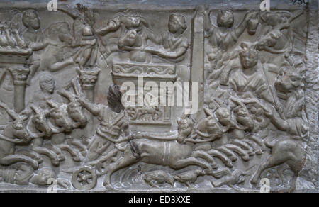 L'art roman dans le cadre d'un panneau avant d'un sarcophage d'un enfant avec une course de chars dans le Circus Maximus. En. 130-192 siècle AD. Banque D'Images