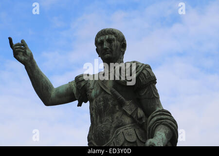 Statue en bronze de Jules César (100-44 av. J.-C.). Forum. Rome. L'Italie. Détail. Banque D'Images