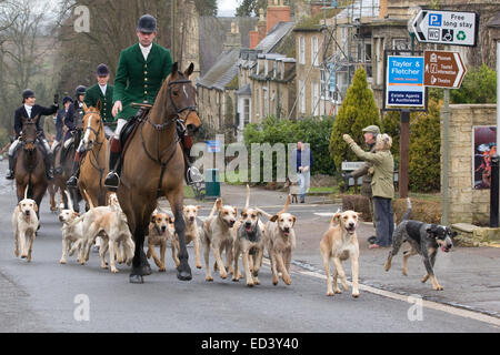 Maître de la chasse conduit son foxhounds grâce à Chipping Norton pour le Boxing Day 2014 Hunt Banque D'Images