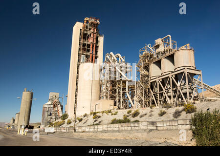 Une cimenterie à Tehachapi Pass, Californie USA, la production du ciment est l'un des plus affamés industrys carbone sur la planète. Banque D'Images