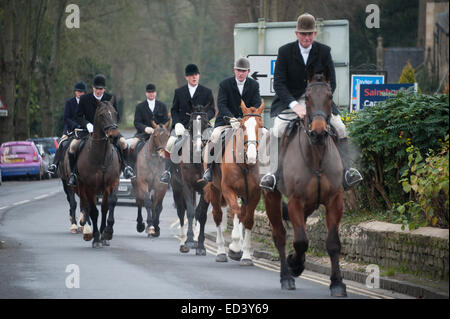 Chipping Norton, Oxfordshire. UK. 26 Décembre, 2014. Les membres de l'Heythrop Hunt se rassemblent pour le Boxing Day annuel de recherche de Chipping Norton, Oxfordshire. Autour d'un millier de personnes se sont rendues à regarder le Heythrop Hunt ride out pour leur assemblée annuelle le lendemain de la chasse. Cette importante rencontre a commencé avec les coureurs réunion en face de l'hôtel Fox.dons ont été recueillis à partir de la foule pour financer la poursuite de la lutte pour l'interdiction de chasse ont abrogé. Credit : Desmond Brambley/Alamy Live News Banque D'Images