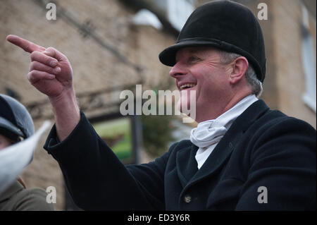 Chipping Norton, Oxfordshire. UK. 26 Décembre, 2014. Les membres de l'Heythrop Hunt se rassemblent pour le Boxing Day annuel de recherche de Chipping Norton, Oxfordshire. Autour d'un millier de personnes se sont rendues à regarder le Heythrop Hunt ride out pour leur assemblée annuelle le lendemain de la chasse. Cette importante rencontre a commencé avec les coureurs réunion en face de l'hôtel Fox.dons ont été recueillis à partir de la foule pour financer la poursuite de la lutte pour l'interdiction de chasse ont abrogé. Credit : Desmond Brambley/Alamy Live News Banque D'Images