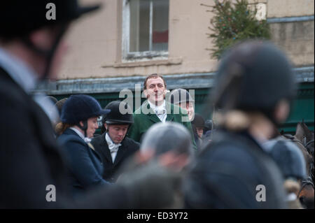 Chipping Norton, Oxfordshire. UK. 26 Décembre, 2014. Les membres de l'Heythrop Hunt se rassemblent pour le Boxing Day annuel de recherche de Chipping Norton, Oxfordshire. Autour d'un millier de personnes se sont rendues à regarder le Heythrop Hunt ride out pour leur assemblée annuelle le lendemain de la chasse. Cette importante rencontre a commencé avec les coureurs réunion en face de l'hôtel Fox. Les dons ont été recueillis à partir de la foule pour financer la poursuite de la lutte pour l'interdiction de chasse ont abrogé. Maître de chasse Senior Simon Lawrence s'adresse à la foule et les chasseurs. Credit : Desmond Brambley/Alamy Live News Banque D'Images