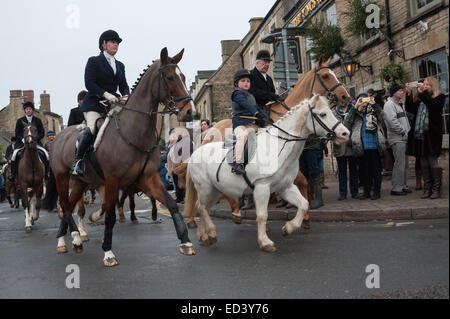 Chipping Norton, Oxfordshire. UK. 26 Décembre, 2014. Les membres de l'Heythrop Hunt se rassemblent pour le Boxing Day annuel de recherche de Chipping Norton, Oxfordshire. Autour d'un millier de personnes se sont rendues à regarder le Heythrop Hunt ride out pour leur assemblée annuelle le lendemain de la chasse. Cette importante rencontre a commencé avec les coureurs réunion en face de l'hôtel Fox.dons ont été recueillis à partir de la foule pour financer la poursuite de la lutte pour l'interdiction de chasse ont abrogé. Credit : Desmond Brambley/Alamy Live News Banque D'Images