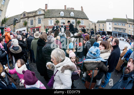 Chipping Norton, Oxfordshire. UK. 26 Décembre, 2014. Les membres de l'Heythrop Hunt se rassemblent pour le Boxing Day annuel de recherche de Chipping Norton, Oxfordshire. Autour d'un millier de personnes se sont rendues à regarder le Heythrop Hunt ride out pour leur assemblée annuelle le lendemain de la chasse. Cette importante rencontre a commencé avec les coureurs réunion en face de l'hôtel Fox.dons ont été recueillis à partir de la foule pour financer la poursuite de la lutte pour l'interdiction de chasse ont abrogé. Credit : Desmond Brambley/Alamy Live News Banque D'Images